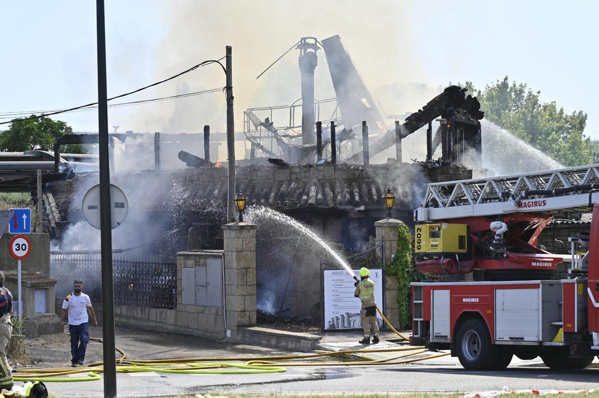 En imágenes | Un incendio calcina el restaurante La Junquera de Zaragoza