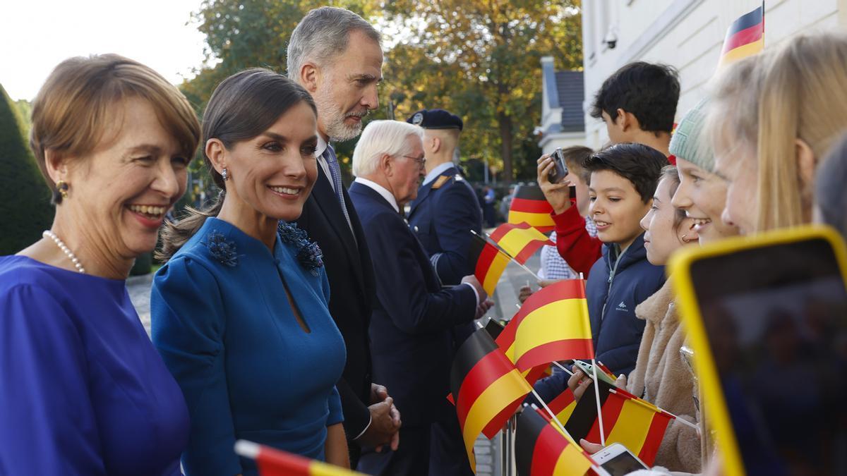 Felipe VI y Letizia se han acercado con el presidente de Alemania, Frank-Walter Steinmeier, y su esposa, Elke Büdenbender, a saludar a un grupo de niños.