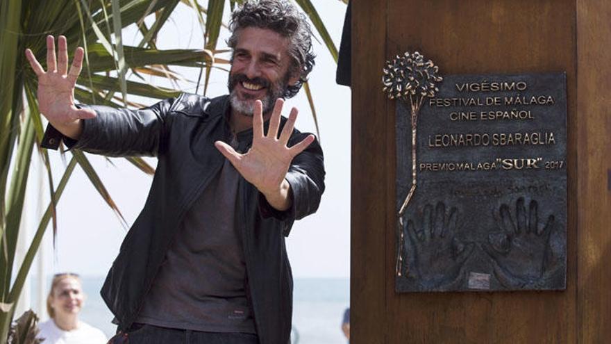 El actor argentino Leonardo Sbaraglia, posa tras descubrir el monolito Premio Málaga-Sur.