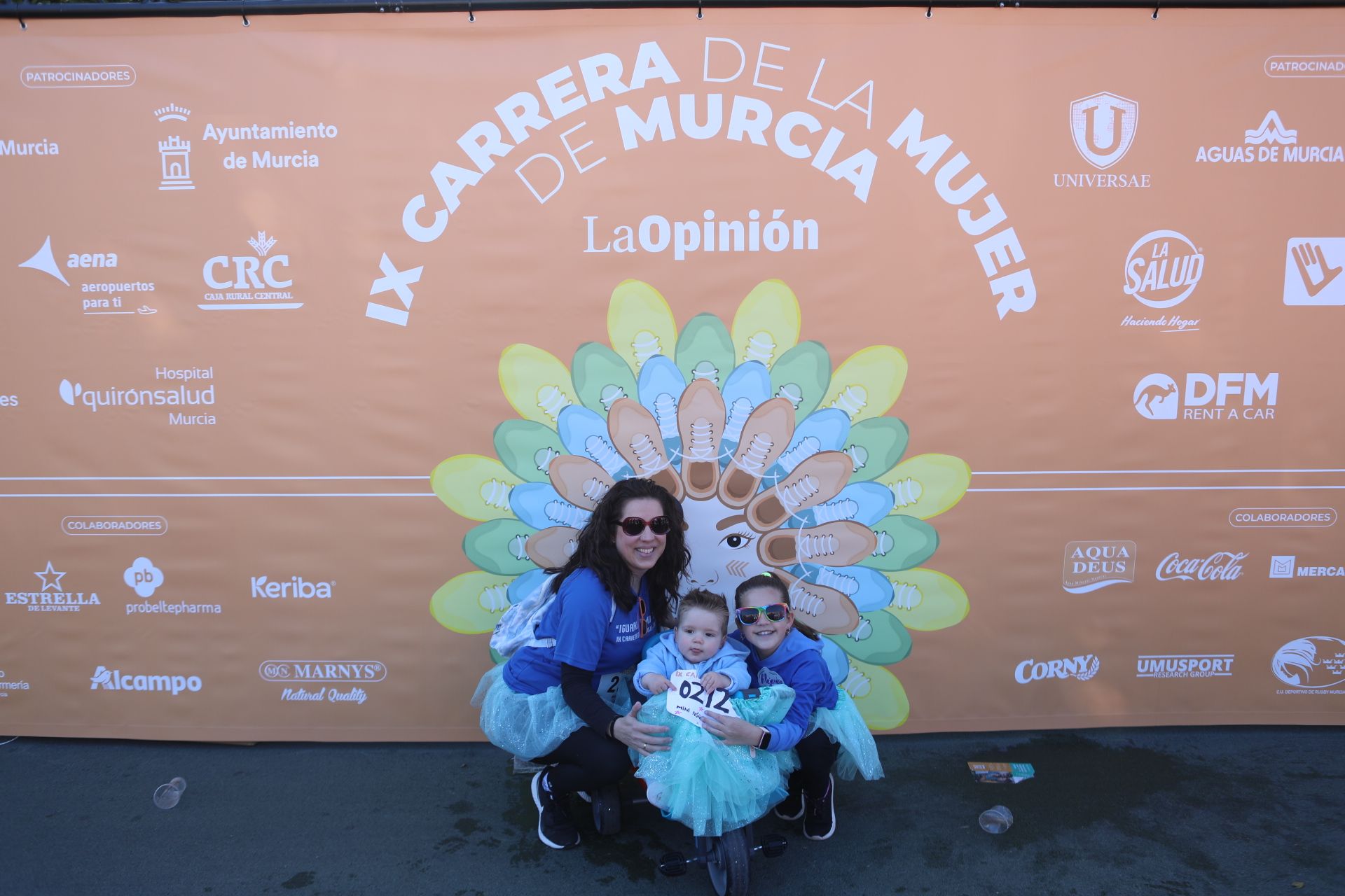 Las participantes posan en el photocall tras finalizar la Carrera de la mujer de Murcia