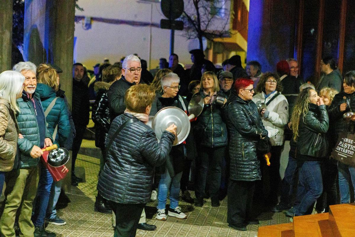 Un moment de la protesta davant de l'ajuntament