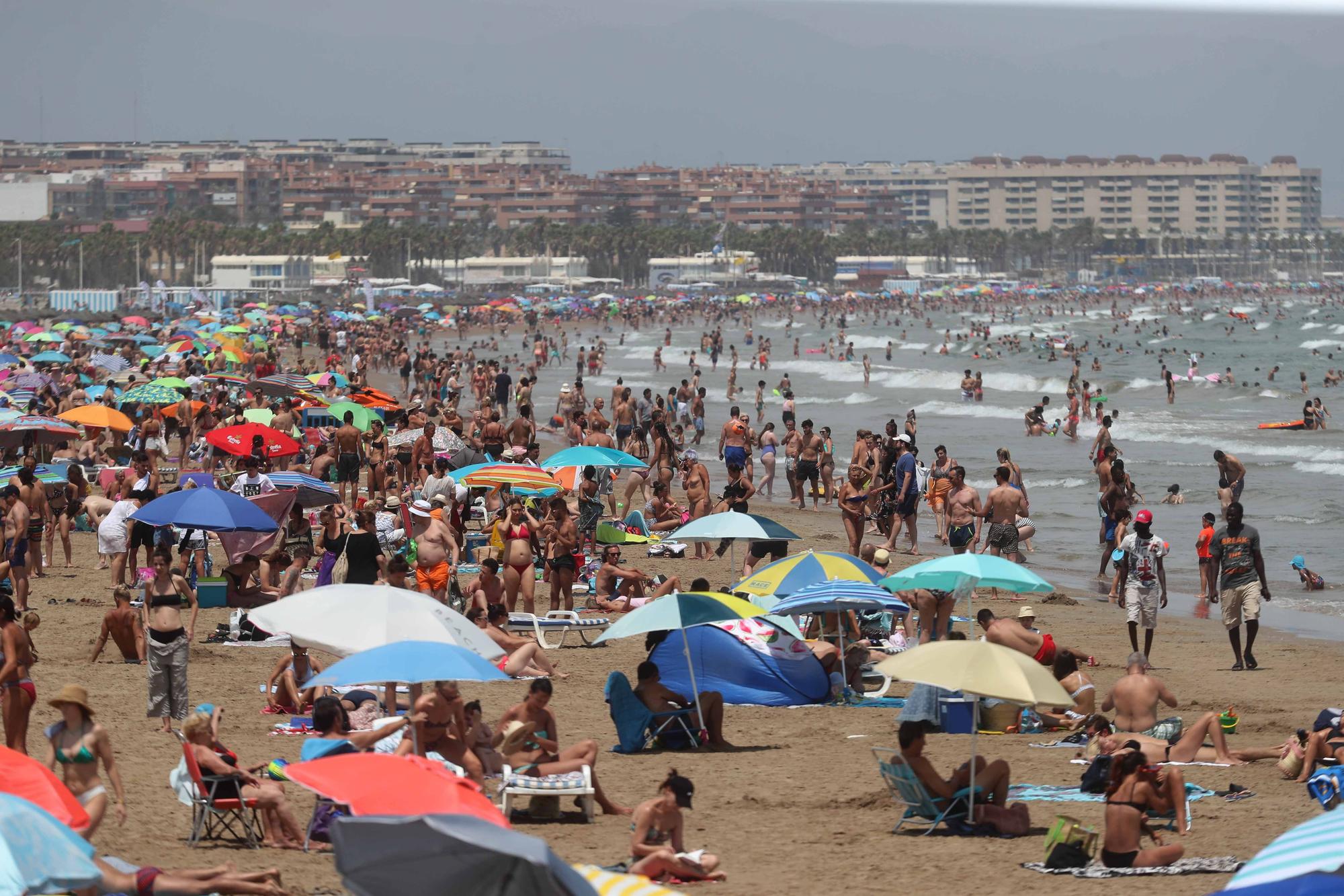 La playa y las terrazas, de nuevo, llenas