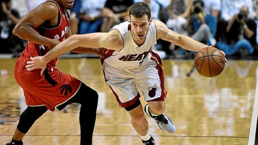 Goran Dragic supera Kyle Lowry en el partit entre els Heat i els Raptors