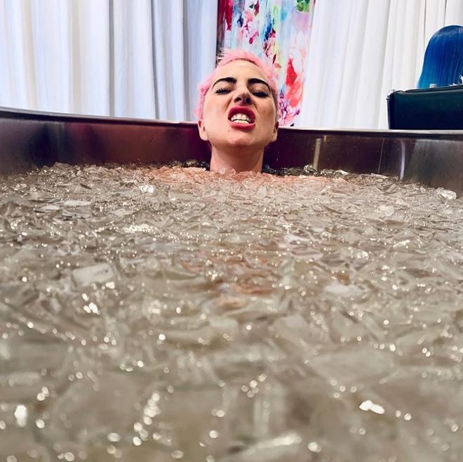 Lady Gaga sumergida en un baño de cubitos de hielo