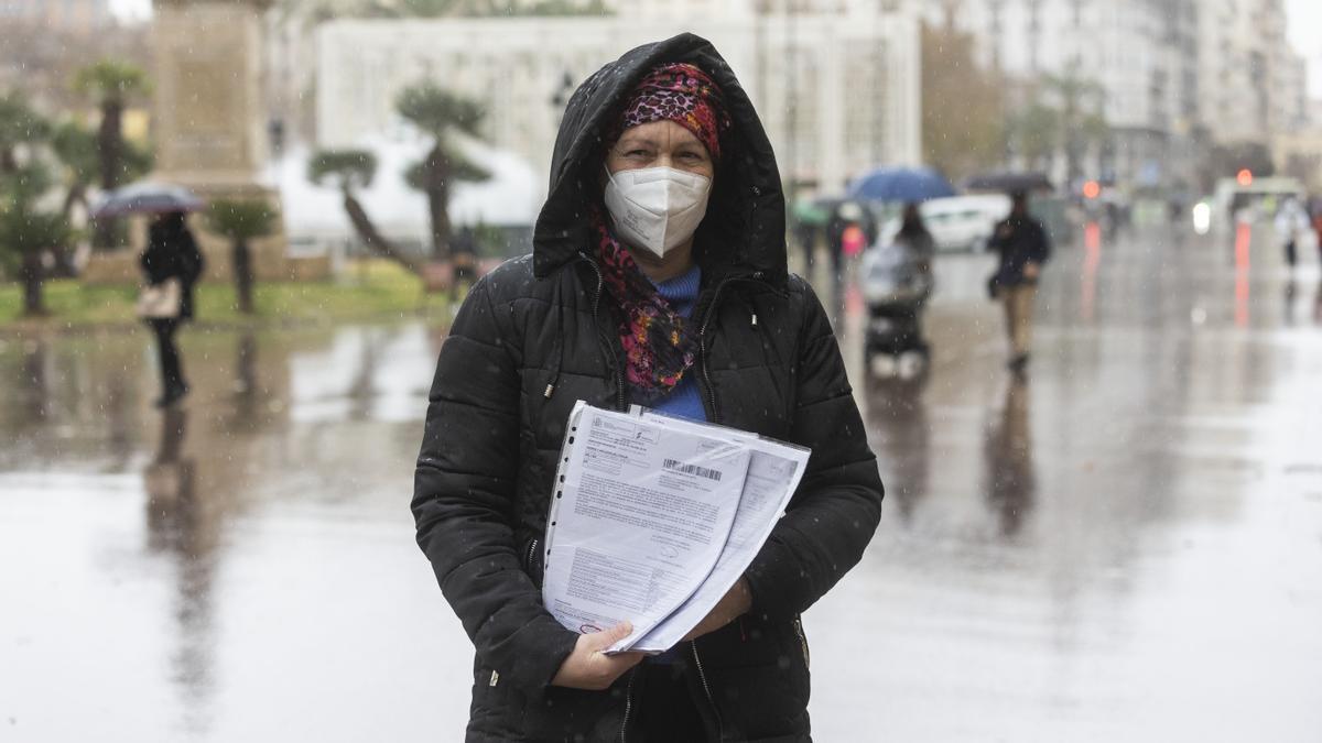 Simona Liliana vive pendiente de una llamada del Hospital General y otra del INSS, pero ninguna de las dos se produce.