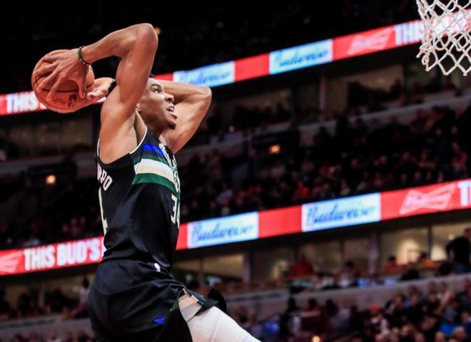 Giannis Antetokounmpo de los Milwaukee Bucks en acción durante el partido de la NBA entre los Milwaukee Bucks y los Chicago Bulls en el United Center en Chicago, Illinois,