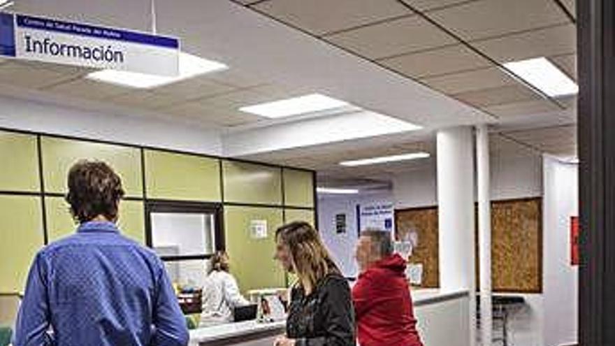 Pacientes en un centro de salud.