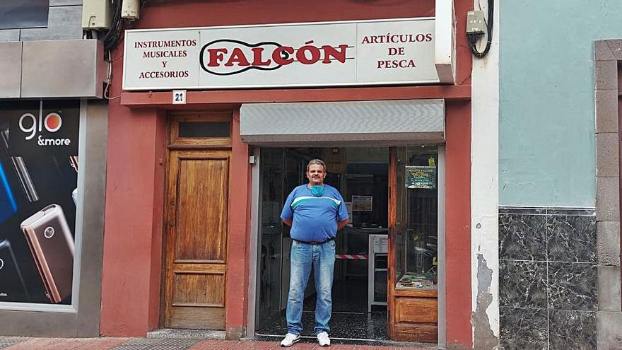 Falcón, en la fachada del histórico negocio que abrió su padre. | | J.P.