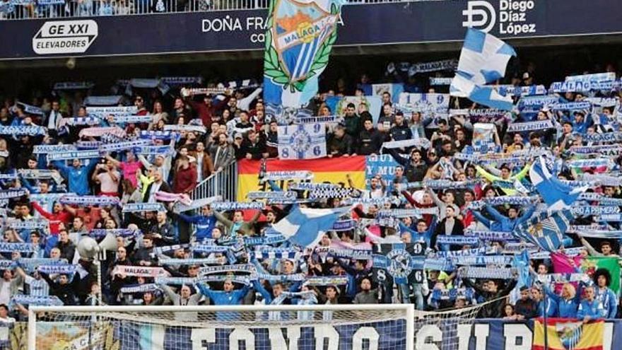 La afición blanquiazul, durante un encuentro de campañas anteriores en La Rosaleda.