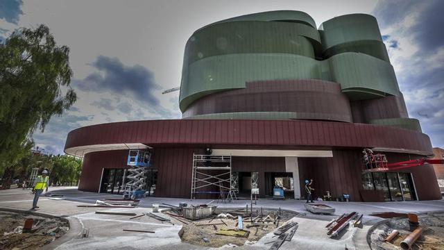 Una imagen que muestra la espectacularidad del edificio, con sus colores verde y marrón simulando la copa de las palmeras, y lo avanzados que están los trabajos.  | ANTONIO AMORÓS