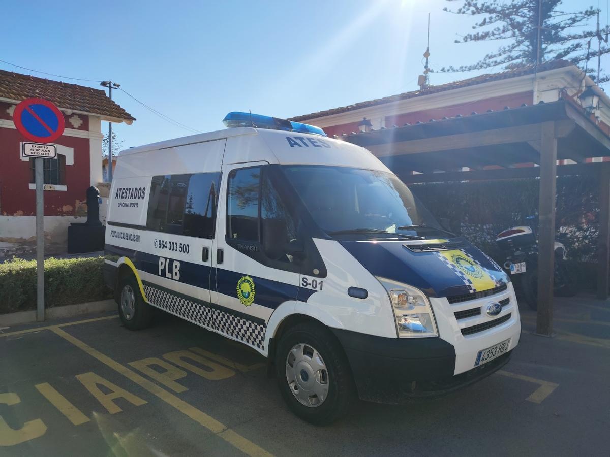 Imagen de archivo con una furgoneta de atestados estacionada junto a la sede de la Policía Local.