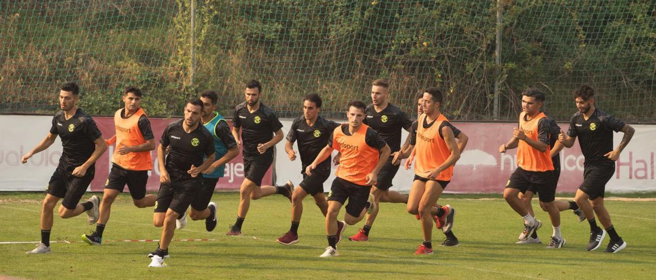 La plantilla del Zamora CF, durante un entrenamiento. | J. L. F.