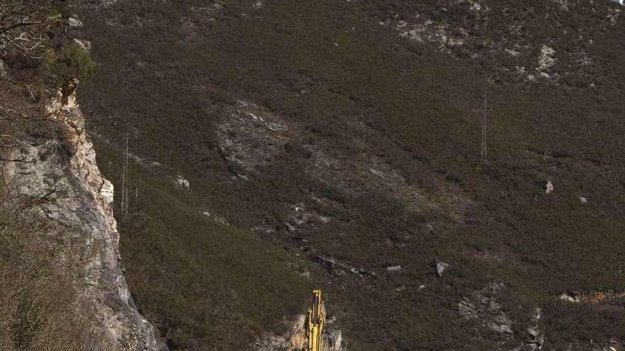 Al fondo, una de las máquinas que se utilizan para estabilizar el talud en Anzó.