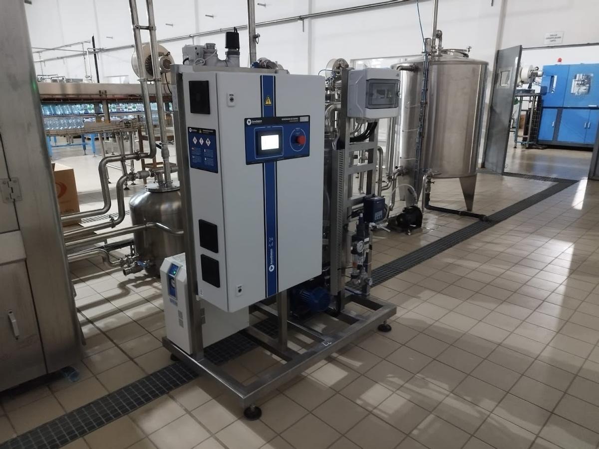 En la imagen, una fábrica embotelladora de bebidas en Senegal, con la máquina generadora de ozono de ZonoSistem para desinfectar el agua que se utiliza.