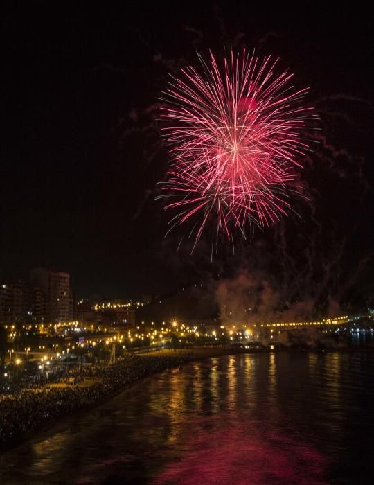 Hermanos Ferrández, que lanzó la palmera desde Benacantil, disparó el primer castillo del concurso del Cocó