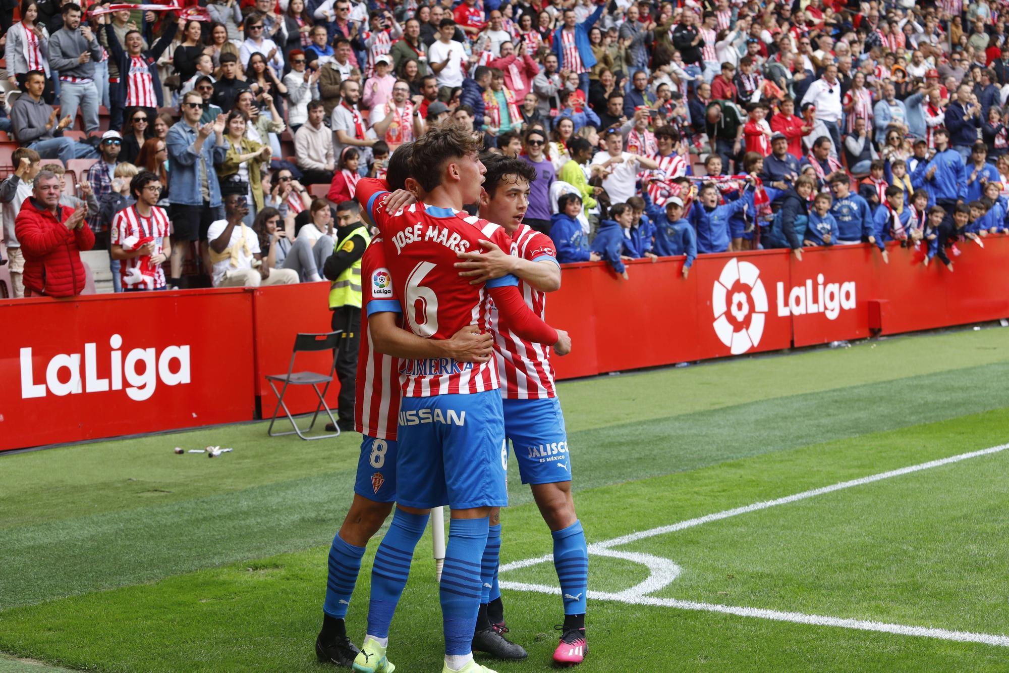 EN IMÁGENES: El Sporting vence al Lugo en El Molinón con un gran ambiente