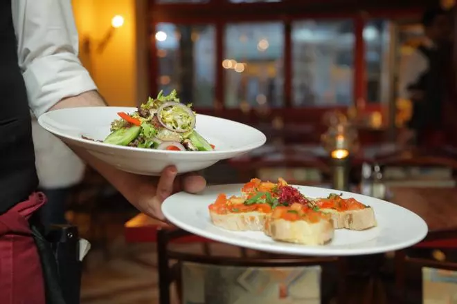 Polémica por la oferta laboral de un restaurante del centro de Alicante