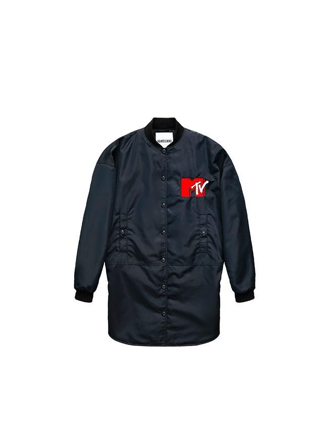 Todas las imágenes de la colección de Moschino x H&M: bomber larga con logo