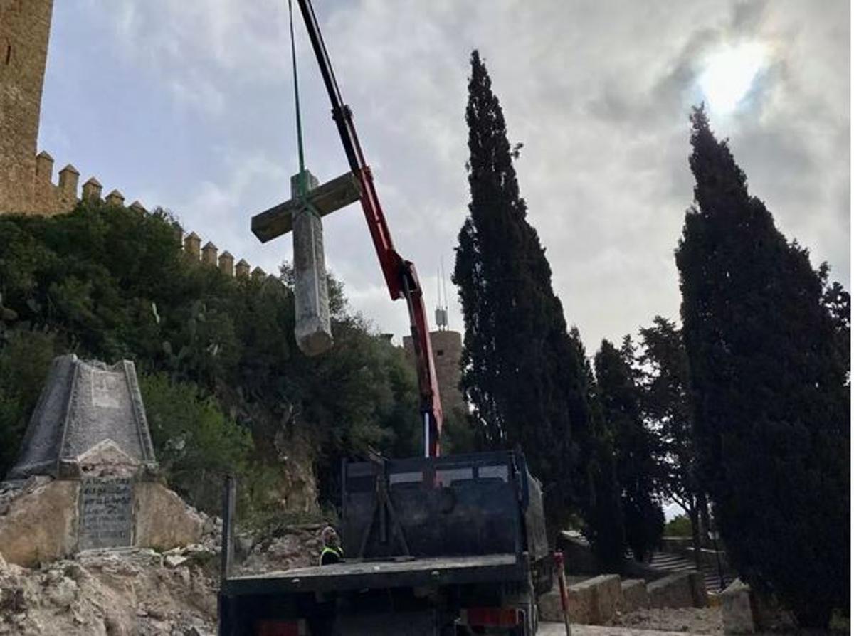 Ein Lastwagen brachte das alte Kreuz weg