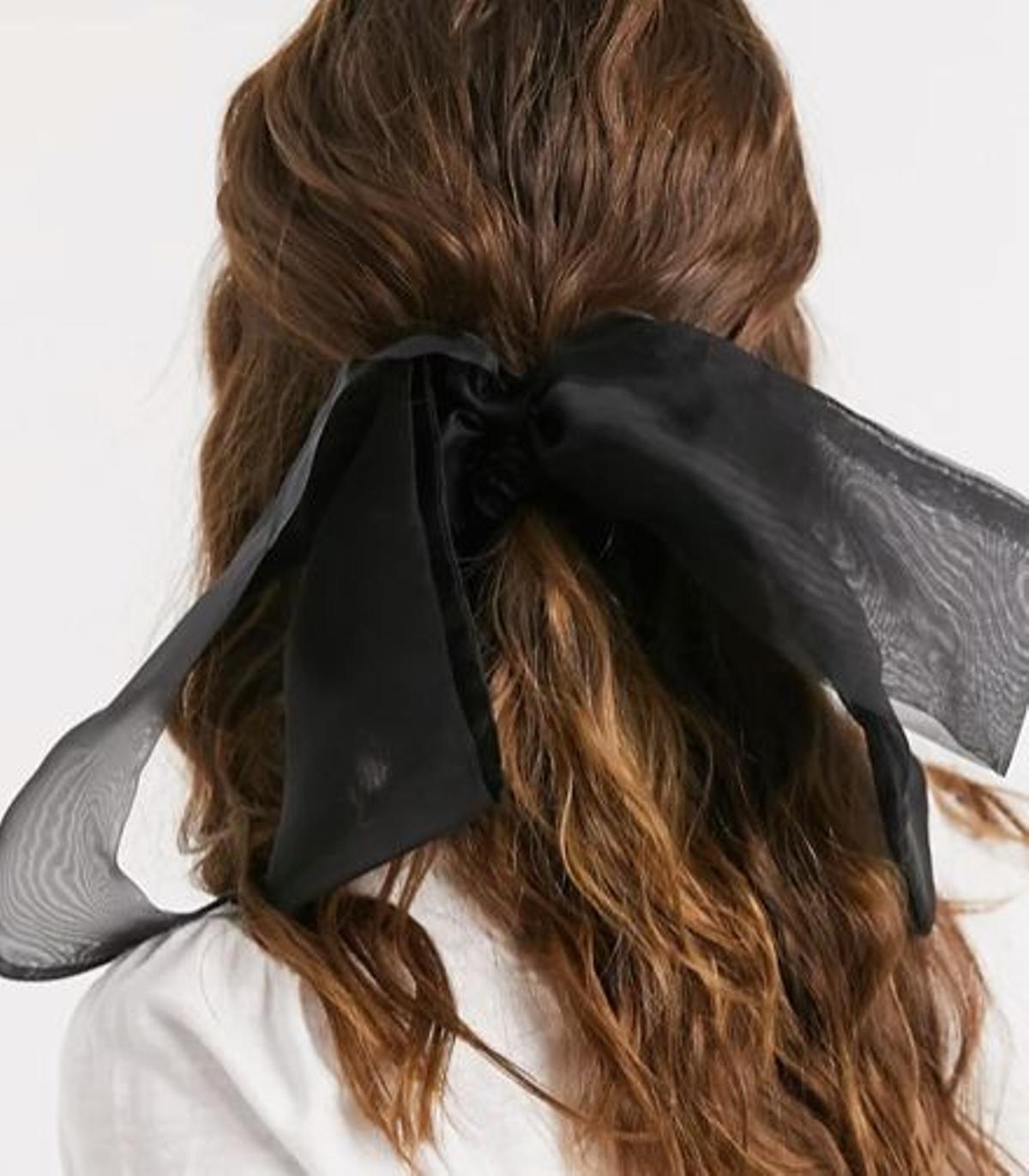Pañuelo negro con lazo para el pelo de ASOS DESIGN (Precio: 4,75 euros)