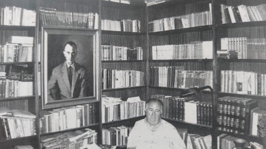 Arriba, José Albi en su despacho, en una fotografía que aparece en el libro de Isabel Oliver