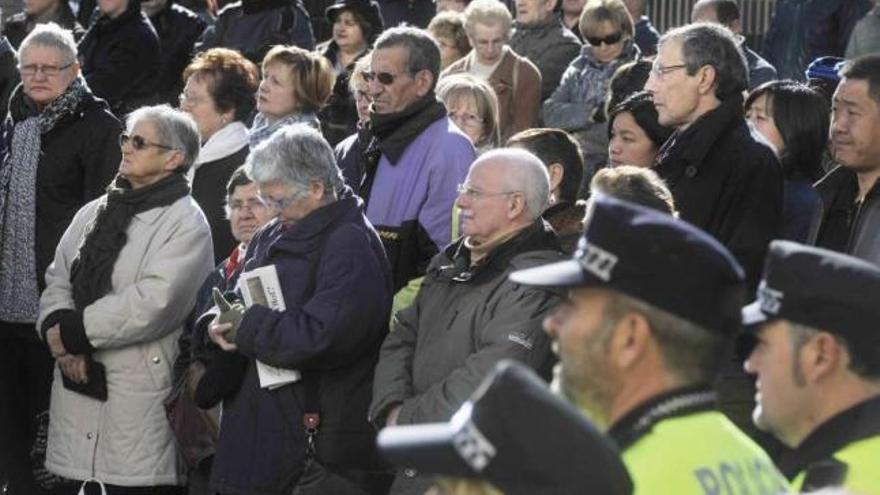 Decenas de vecinos de Olot guardan ayer dos minutos de silencio frente al ayuntamiento. / efe