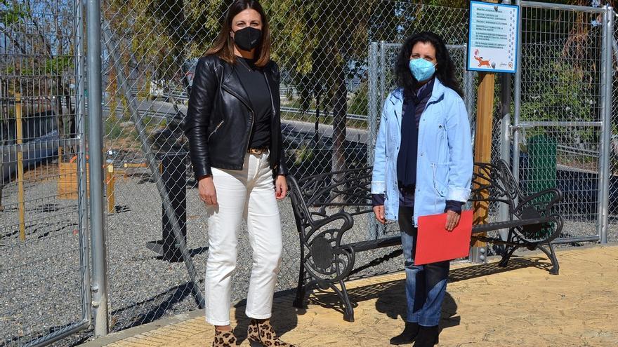 La alcaldesa de Ronda, María de la Paz Fernández, con la edil de Parques y Jardines, Josefa Valle, en la nueva zona verde.