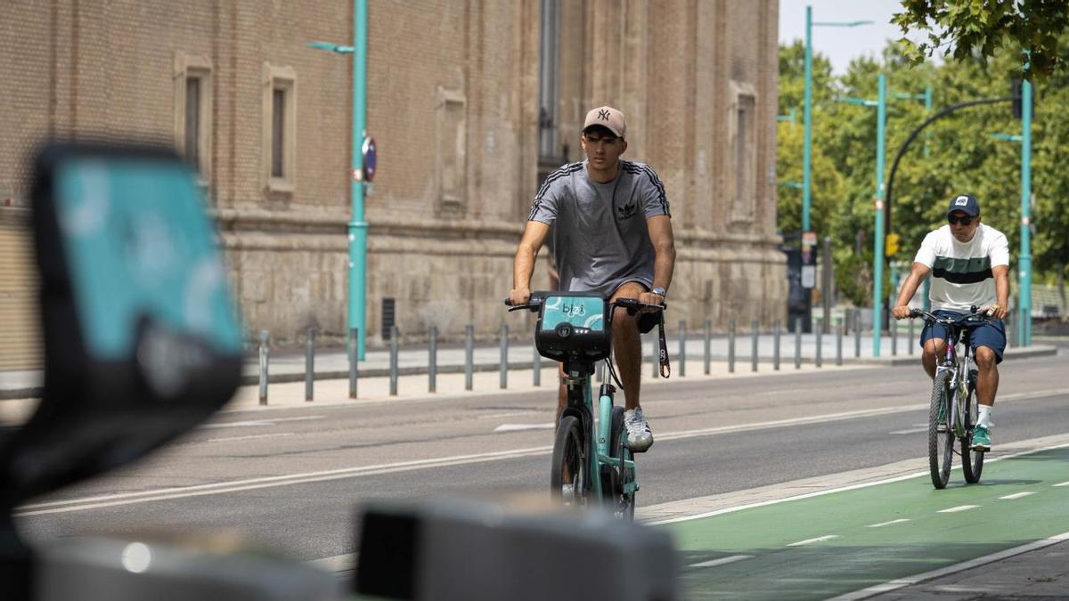Los de la bicicleta pública y la particular conviven en las mismas vías ciclistas.
