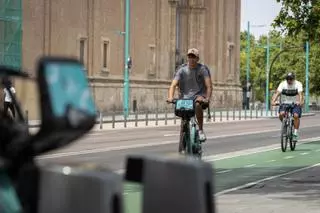 La Bizi pública de Zaragoza ya tiene más usos que la bicicleta privada: "La ciudad tiene que adaptar los carriles a la nueva realidad"
