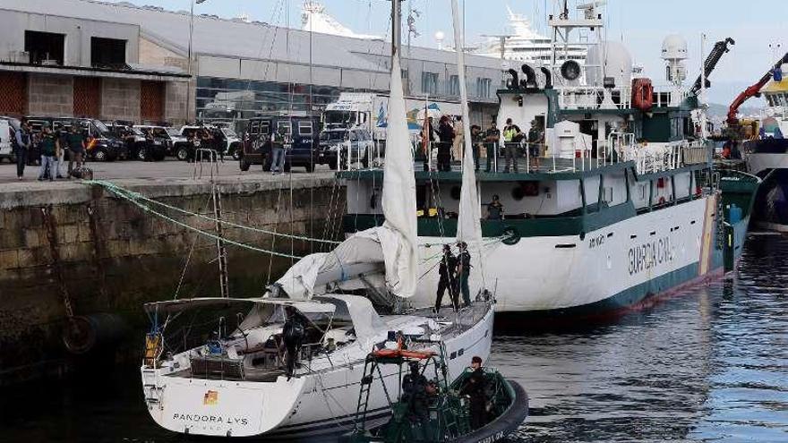 El velero, en primer término, en el puerto de Vigo en 2014. // M.G.B.