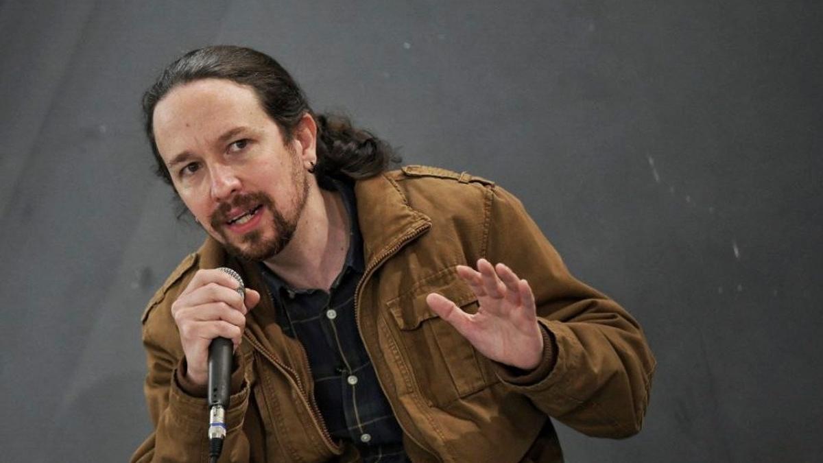 El candidato de Podemos a la presidencia de la Comunidad de Madrid Pablo Iglesias, durante una reunión con colectivos de educación y sanidad en Parla.