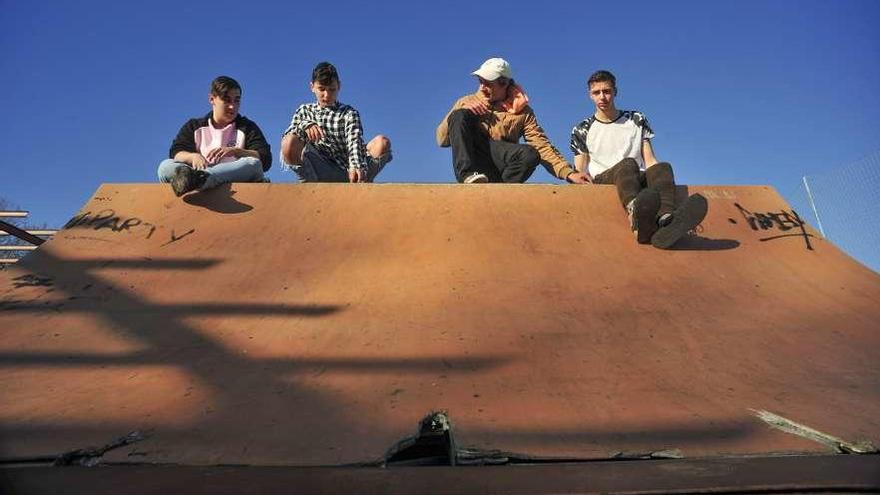 Los jóvenes en las pistas de O Cavadelo, ayer por la tarde. // Iñaki Abella