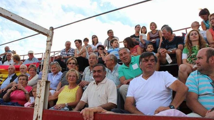 Arriba los novilleros en la plaza y abajo el público.