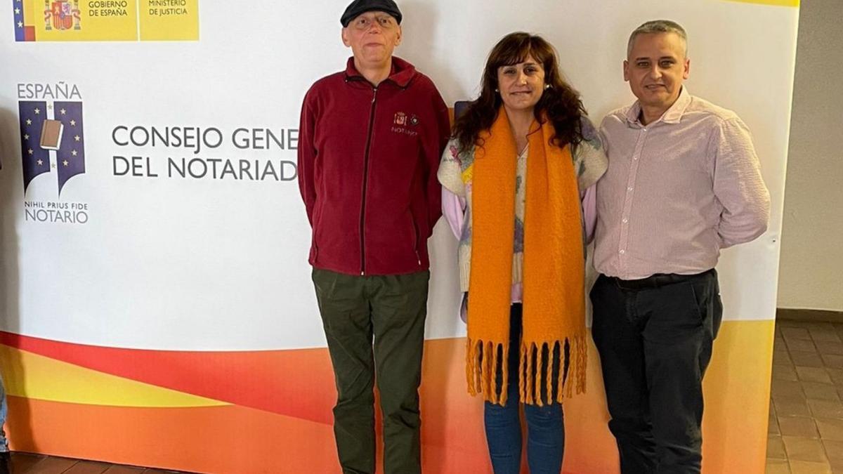 El notario, Javier González, junto a Sonia Díaz y José Manuel Lorenzo, funcionarios locales.