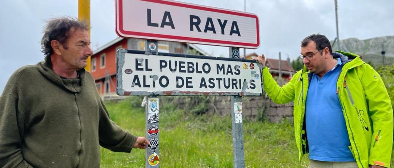 Por la izquierda, Matías Urdangaray y Fernando Cordero, a la entrada de La Raya.