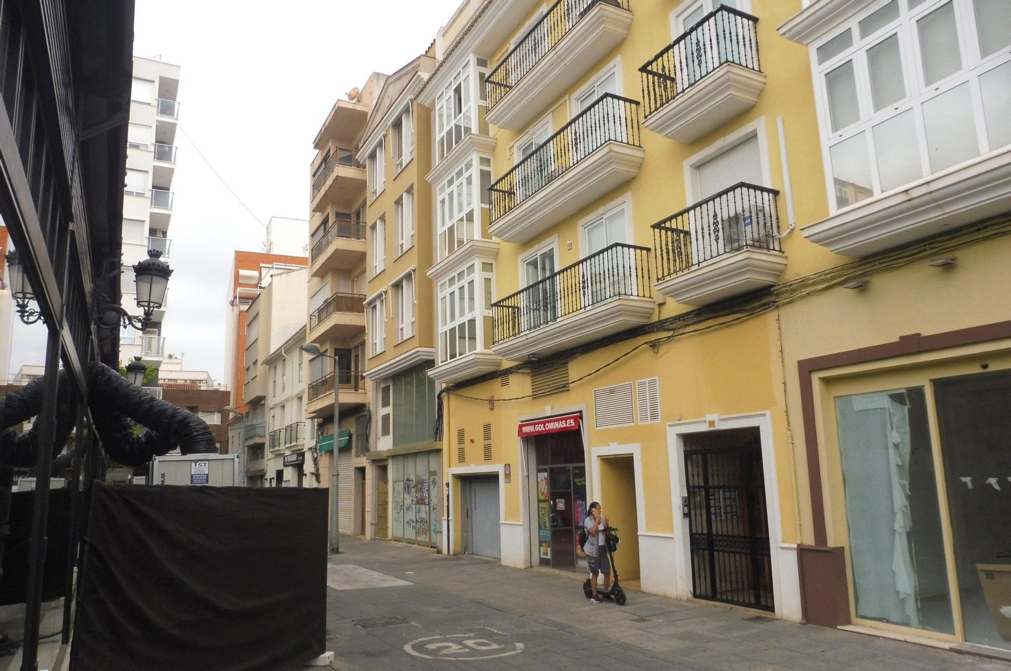 A la izquierda los aparatos y a la derecha los edificios de los vecinos, separados por unos pocos metros.
