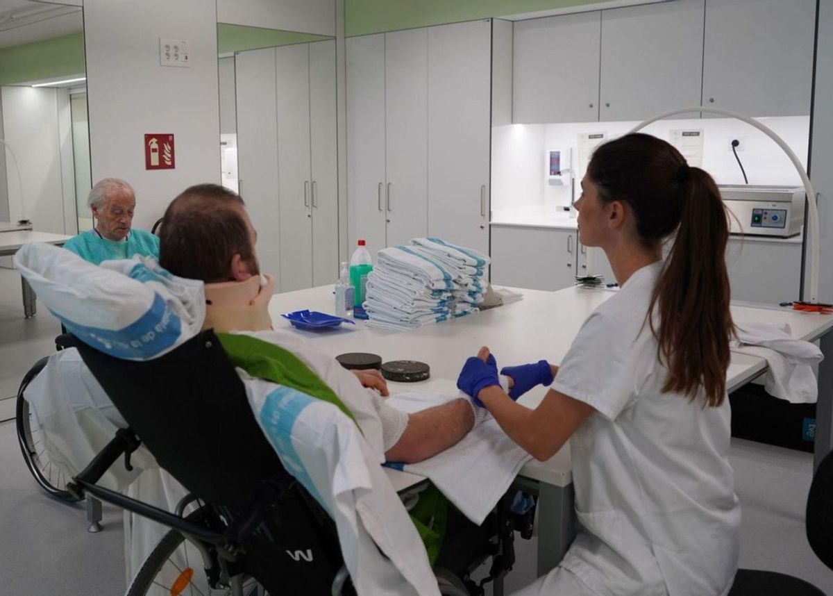 Cent espanyols acaben cada any en cadira de rodes per un mal capbussó
