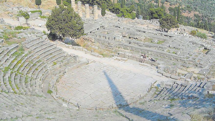 Teatre de Delfos, temple d&#039;Apol·lo i mont Parnàs, al fons