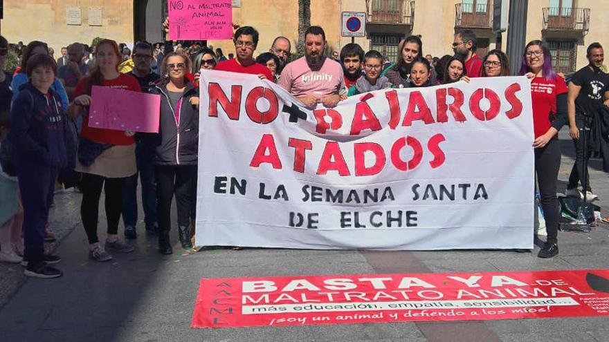 La asociación contra el maltrato animal protesta por el uso de aves en la Oración en el Huerto