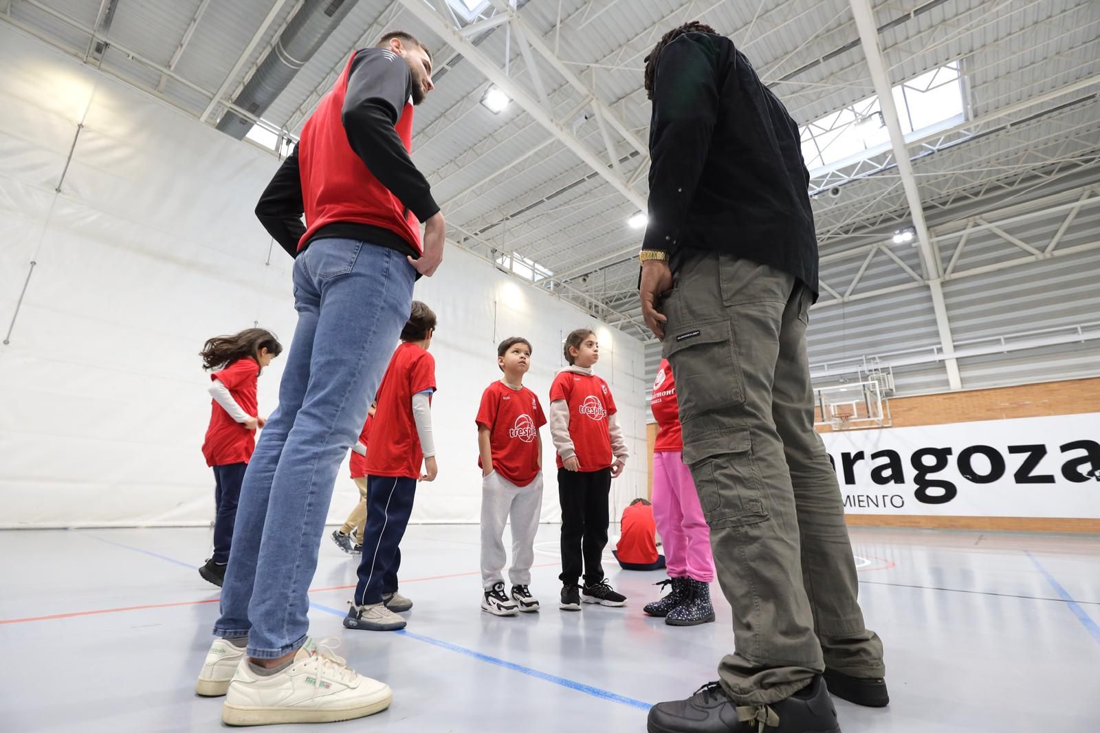 En imágenes | Visita del Casademont Zaragoza al Colegio Tenerías
