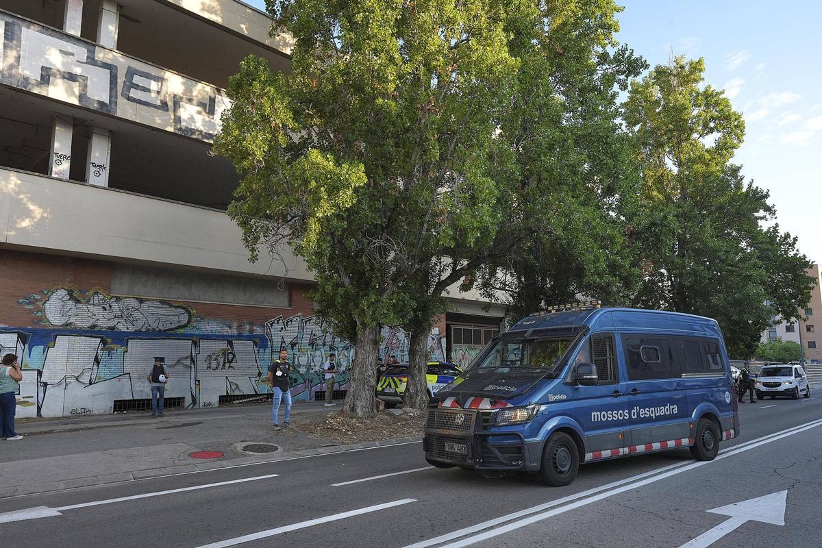 Les imatges del desallotjament de les persones sense llar a l'antiga fàbrica Simon