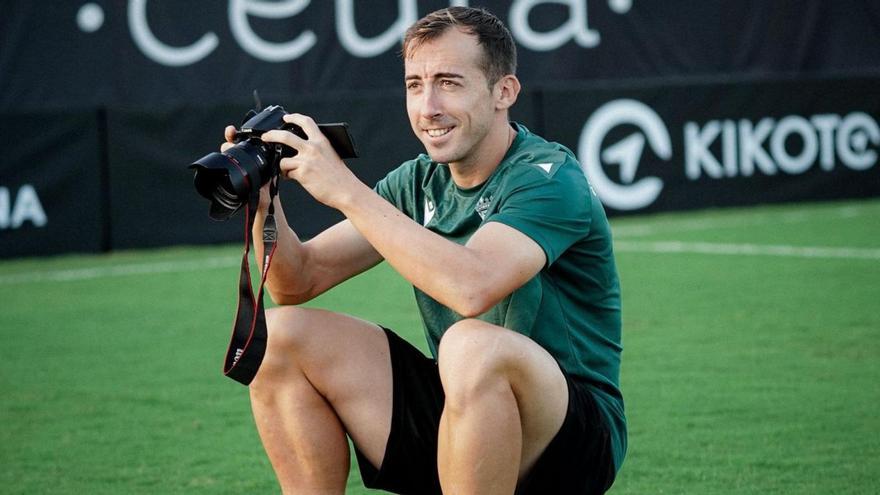 Rubén Díez posa con una cámara tras un entrenamiento con el Ceuta. |  ADC