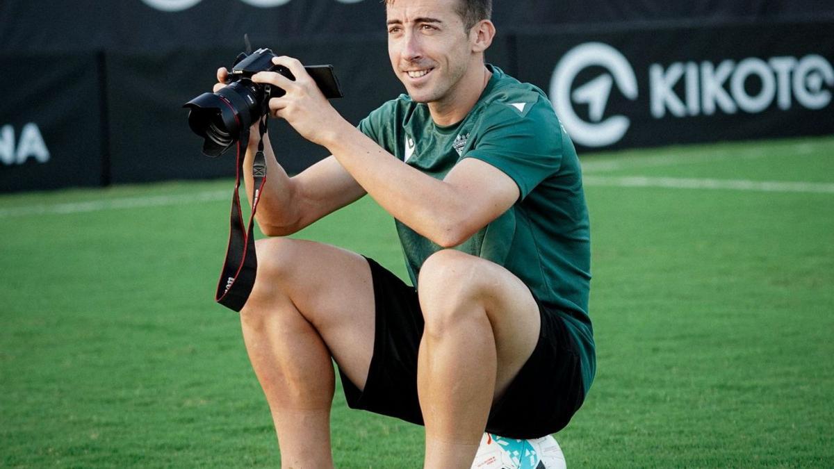 Rubén Díez posa con una cámara tras un entrenamiento con el Ceuta. |  ADC