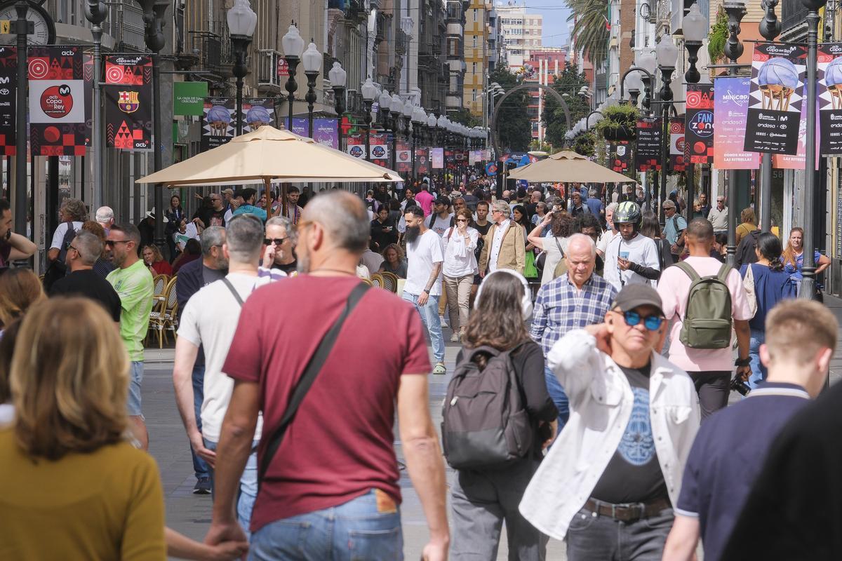 Personas en la calle Triana, en Las Palmas de Gran Canaria.