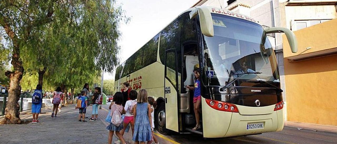 Alumnado subiendo al transporte escolar.