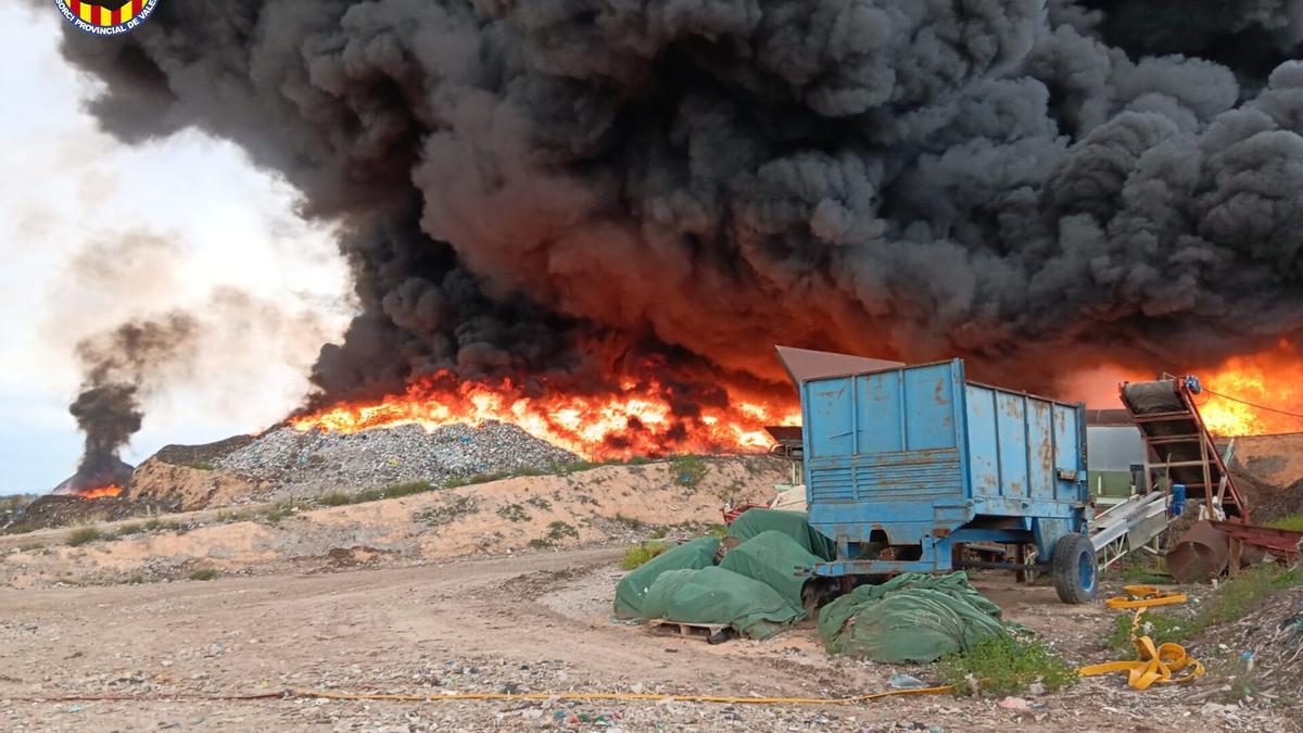 El ayuntamiento de Requena pide cerrar las ventanas de las casas por el incendio en la planta de residuos