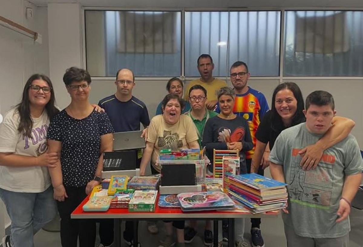 Usuarios y trabajadoras de Aldis durante el aniversario de la dana.