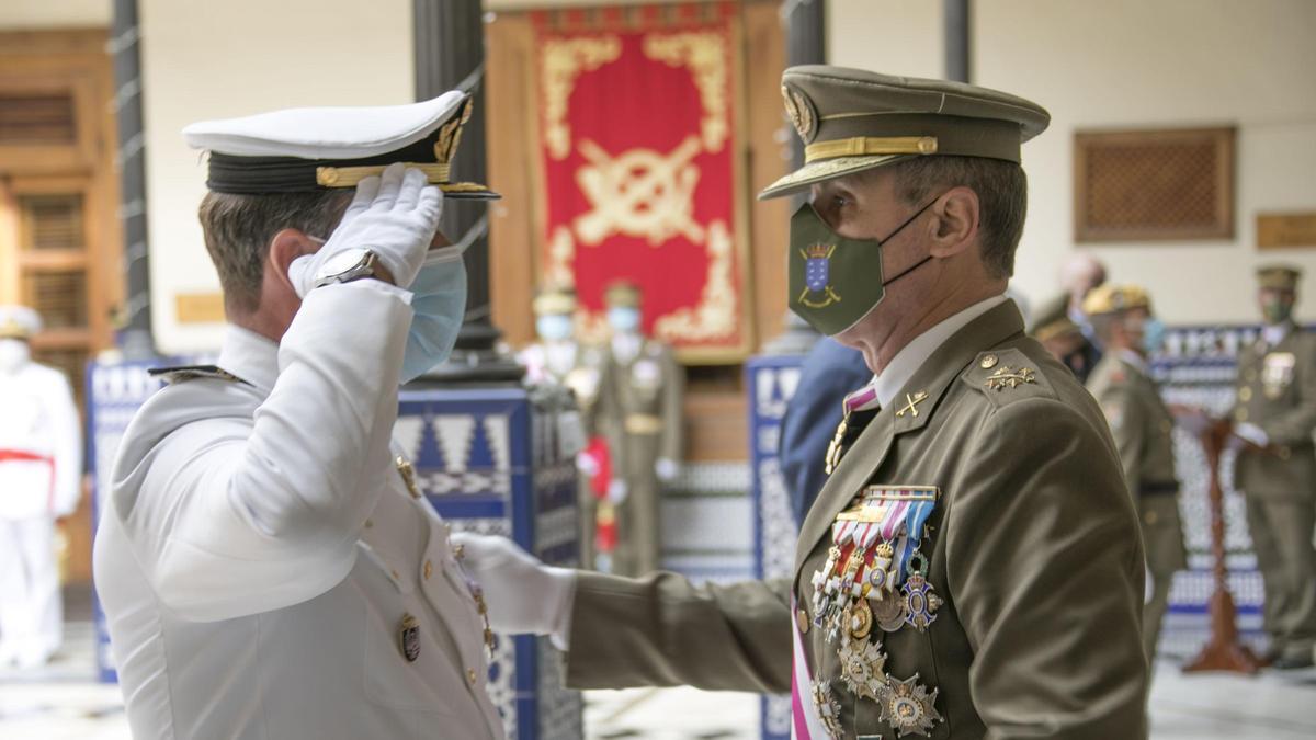 Condecoración al Comandante Naval de Tenerife durante la Pascua Militar