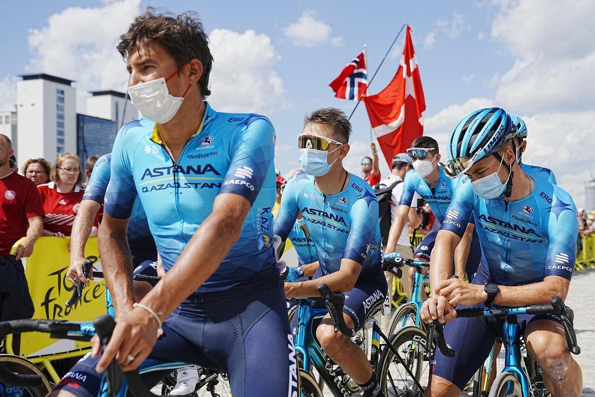 Veijle (Denmark), 03/07/2022.- Riders of Team Astana before start of the third stage of Tour de France 2022 cycling race, over 182 km, between Vejle and Soenderborg, in Veijle, Denmark, 03 July 2022. (Ciclismo, Dinamarca, Francia) EFE/EPA/BO AMSTRUP DENMARK OUT