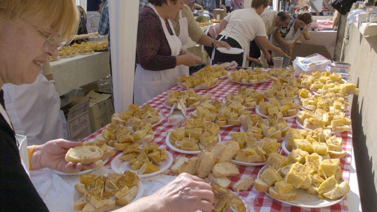 Pinchos de tortilla de patata, en la XII Fiesta de la Patata en Tardajos (Burgos).